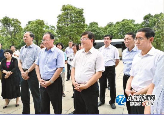 5月29日，国家发改委副主任胡祖才，省委常委、常务副省长毛伟民在我市调研。市委书记林彬杨，市委副书记、市长谢一平陪同调研。　　　（本报记者 杨青 摄）