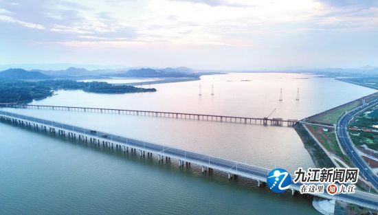 鸟瞰赛城湖。（本报记者 李涛渊 摄）