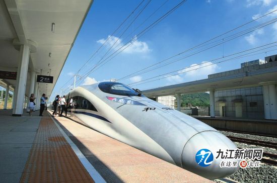 我市步入高铁时代。
