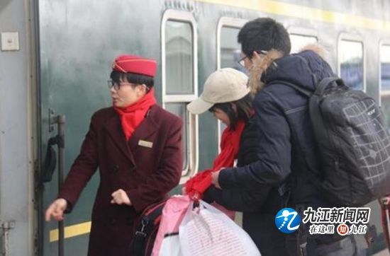 旅客踏上回家的火车